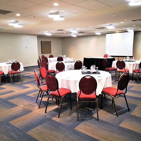Holiday Inn Express And Suites Surrey By Ihg Buitenkant foto