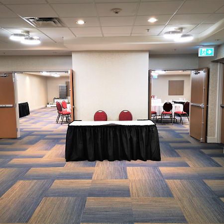 Holiday Inn Express And Suites Surrey By Ihg Buitenkant foto