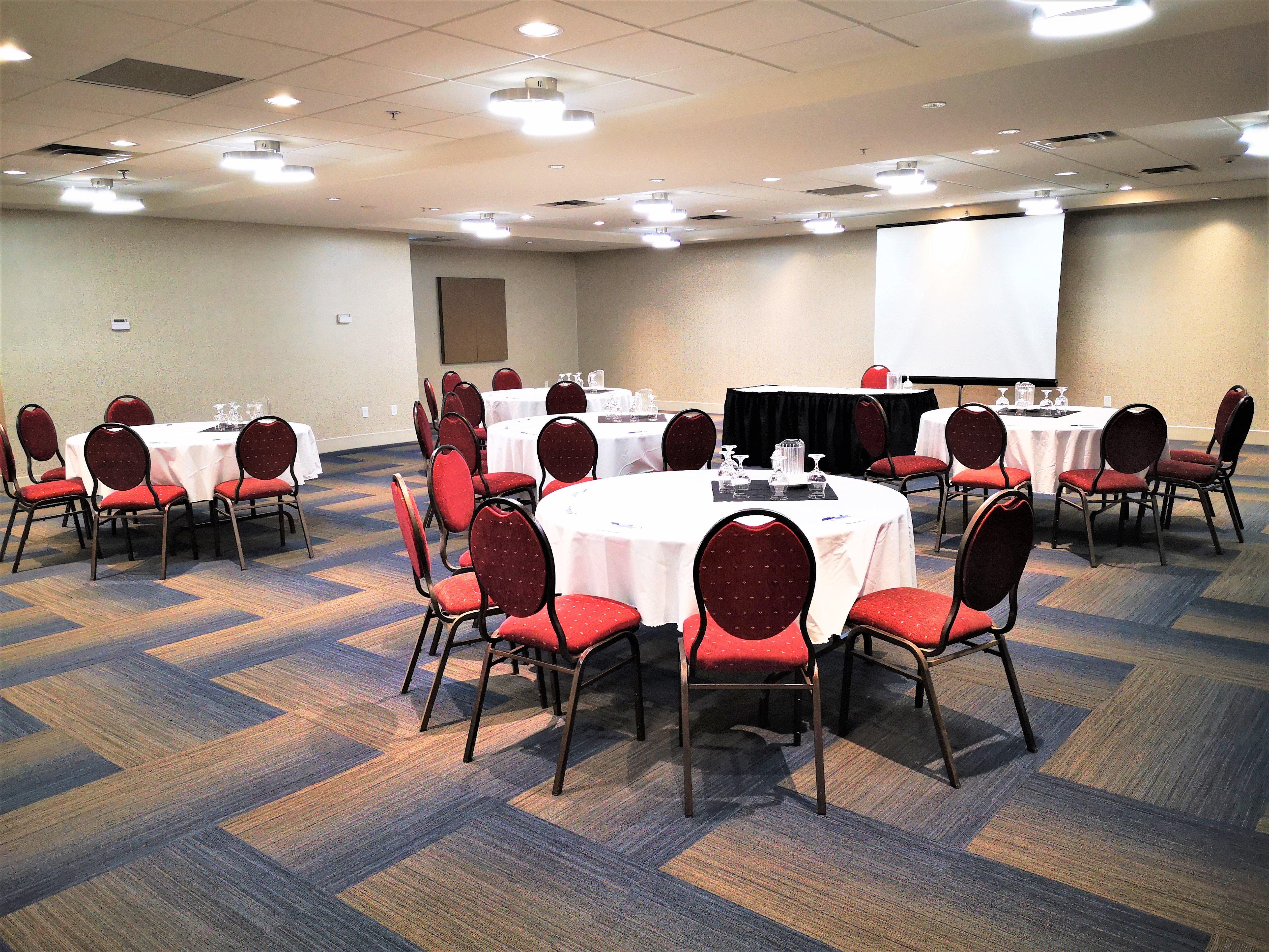Holiday Inn Express And Suites Surrey By Ihg Buitenkant foto