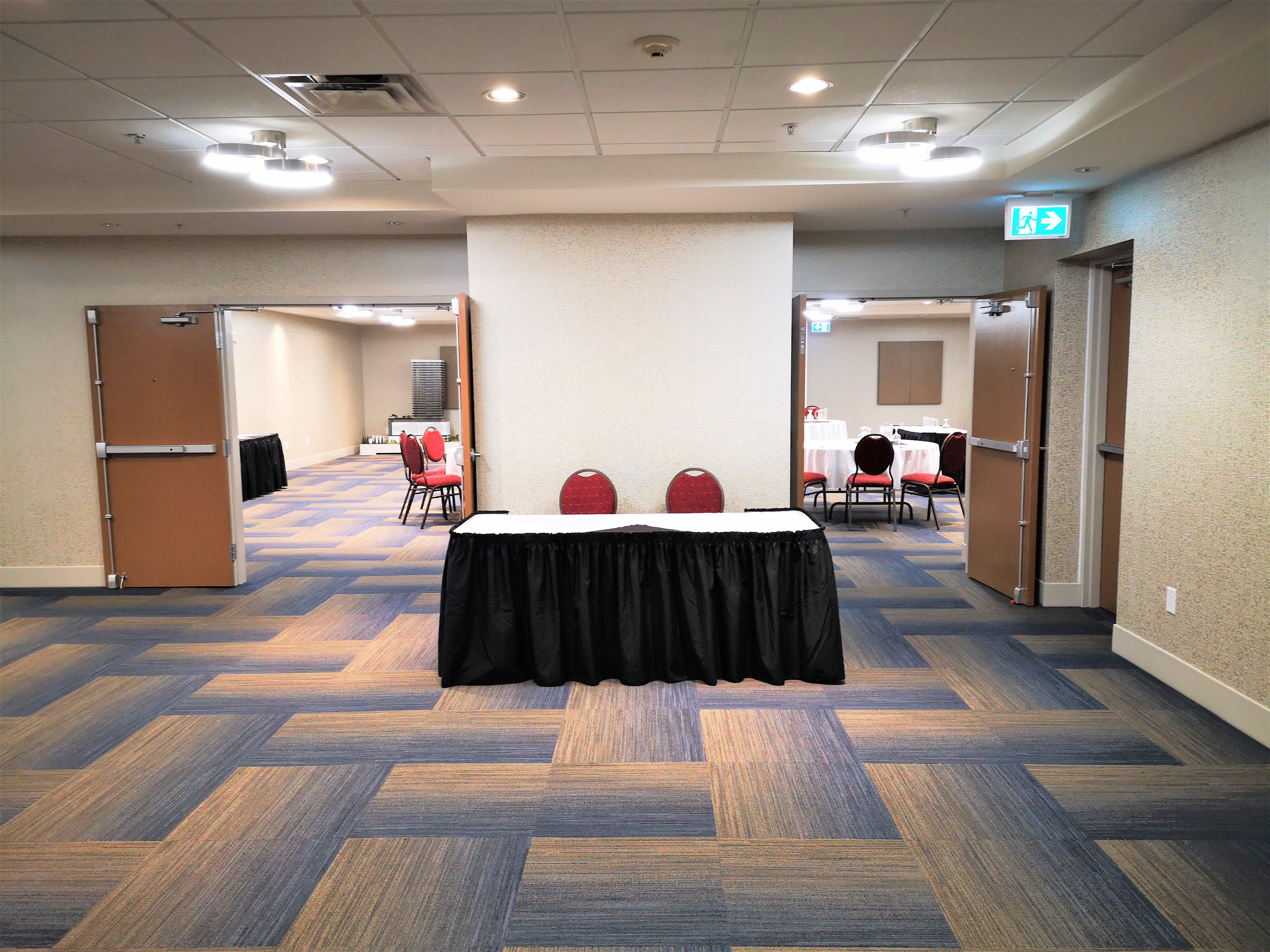Holiday Inn Express And Suites Surrey By Ihg Buitenkant foto