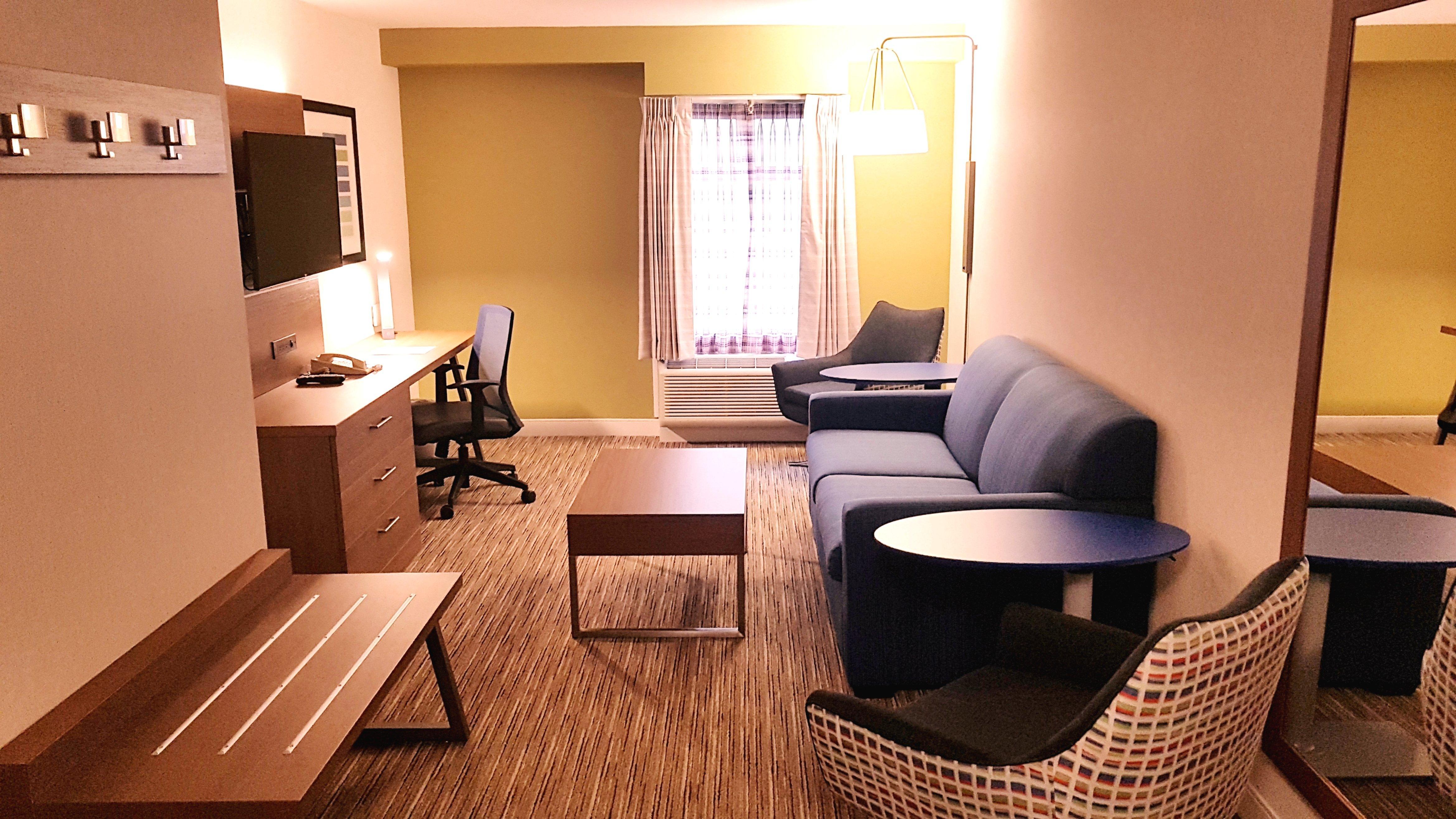 Holiday Inn Express And Suites Surrey By Ihg Buitenkant foto
