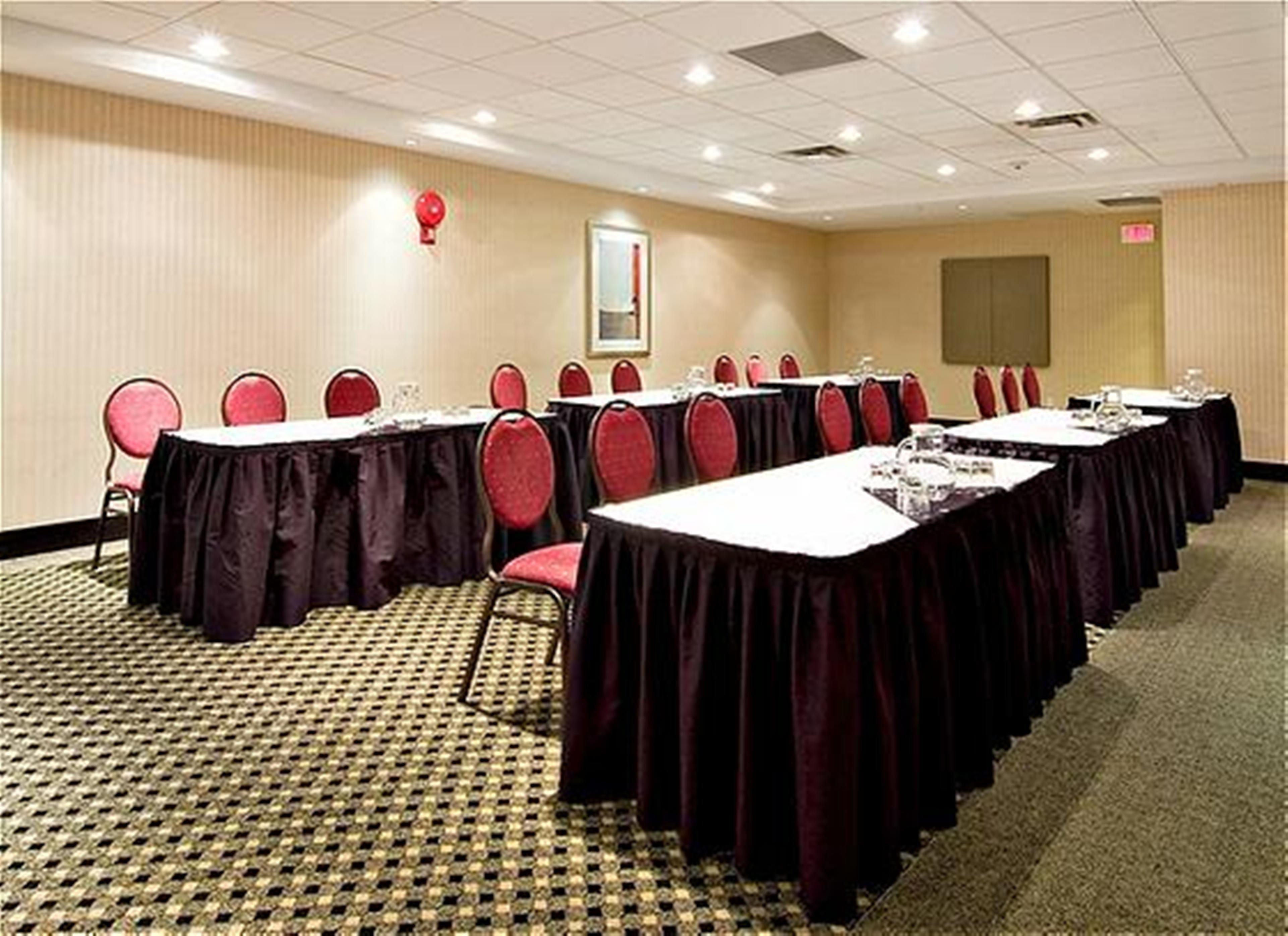 Holiday Inn Express And Suites Surrey By Ihg Buitenkant foto