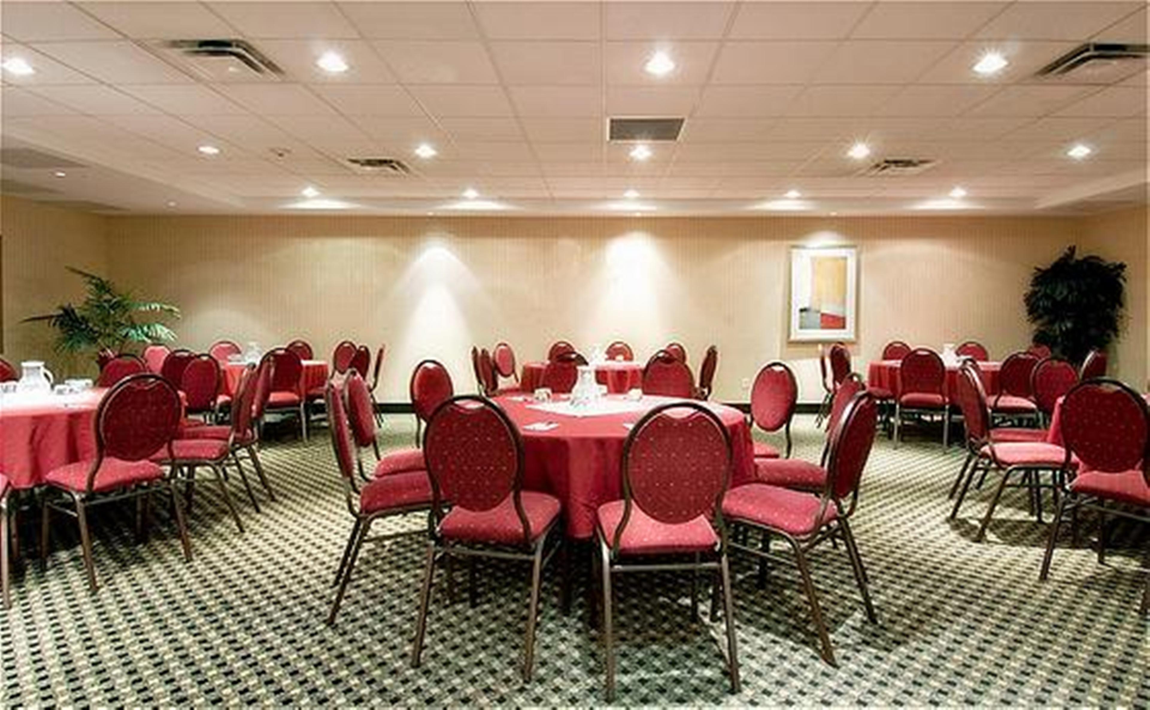 Holiday Inn Express And Suites Surrey By Ihg Buitenkant foto