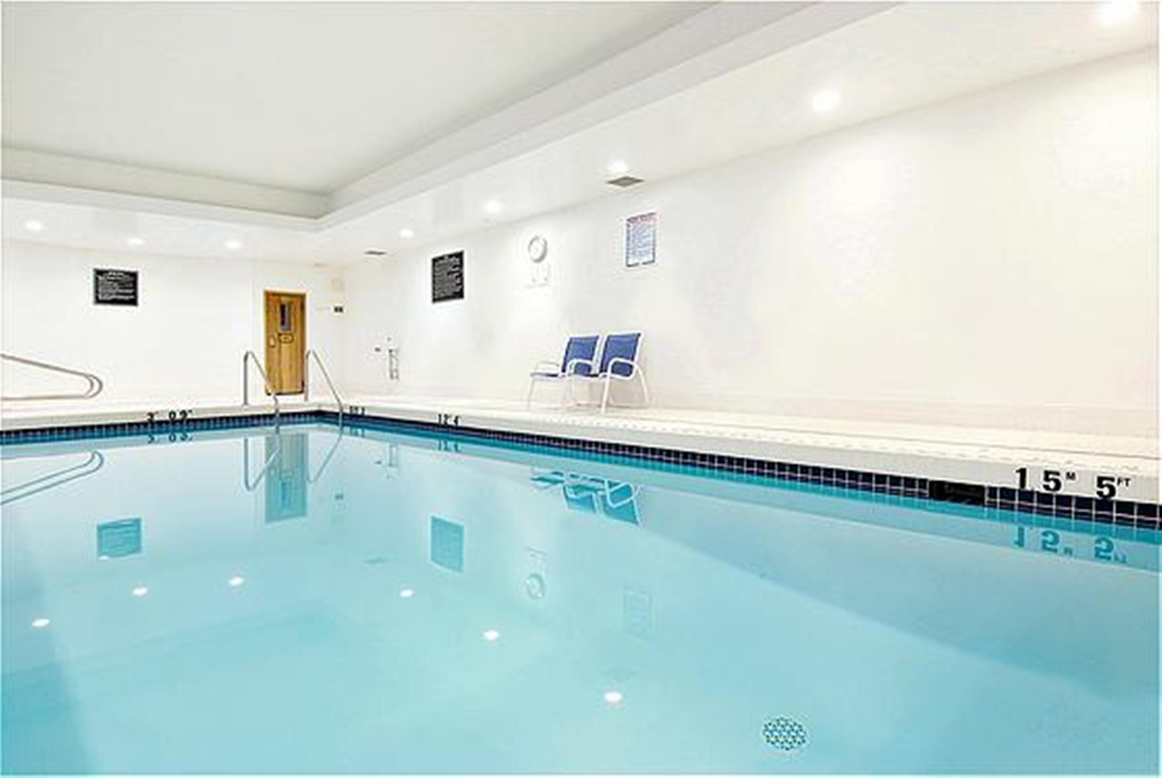 Holiday Inn Express And Suites Surrey By Ihg Buitenkant foto