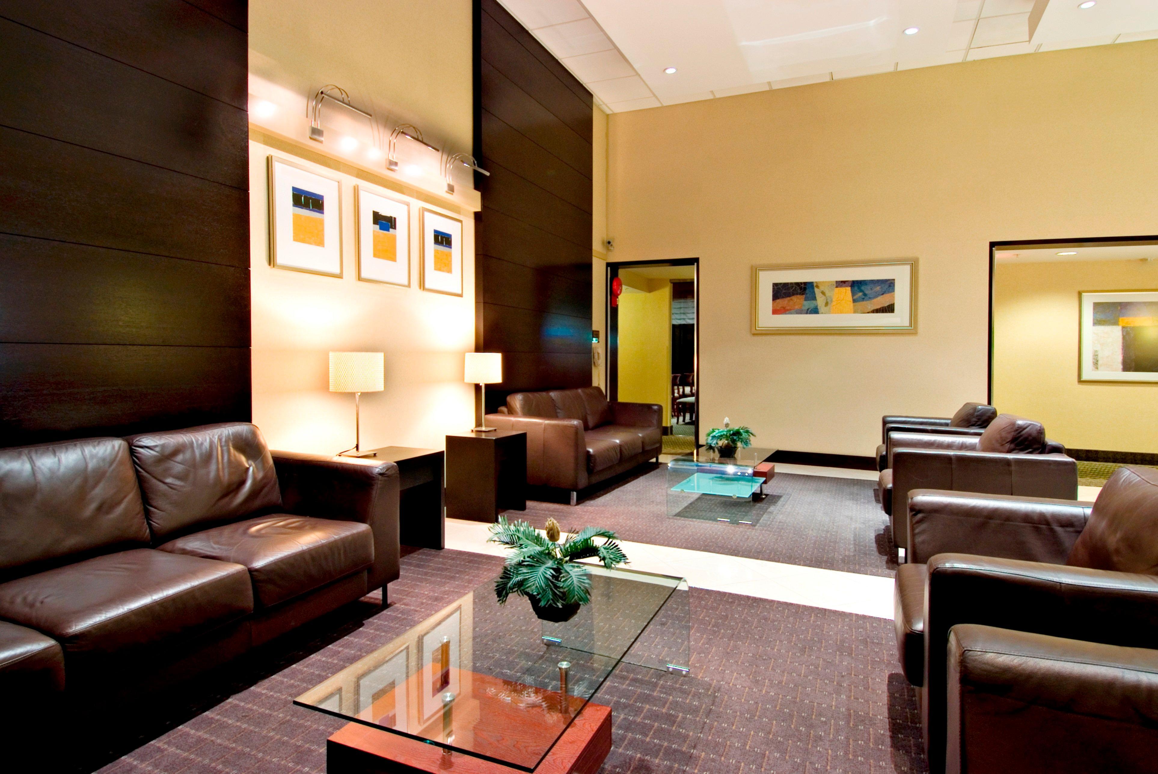 Holiday Inn Express And Suites Surrey By Ihg Buitenkant foto