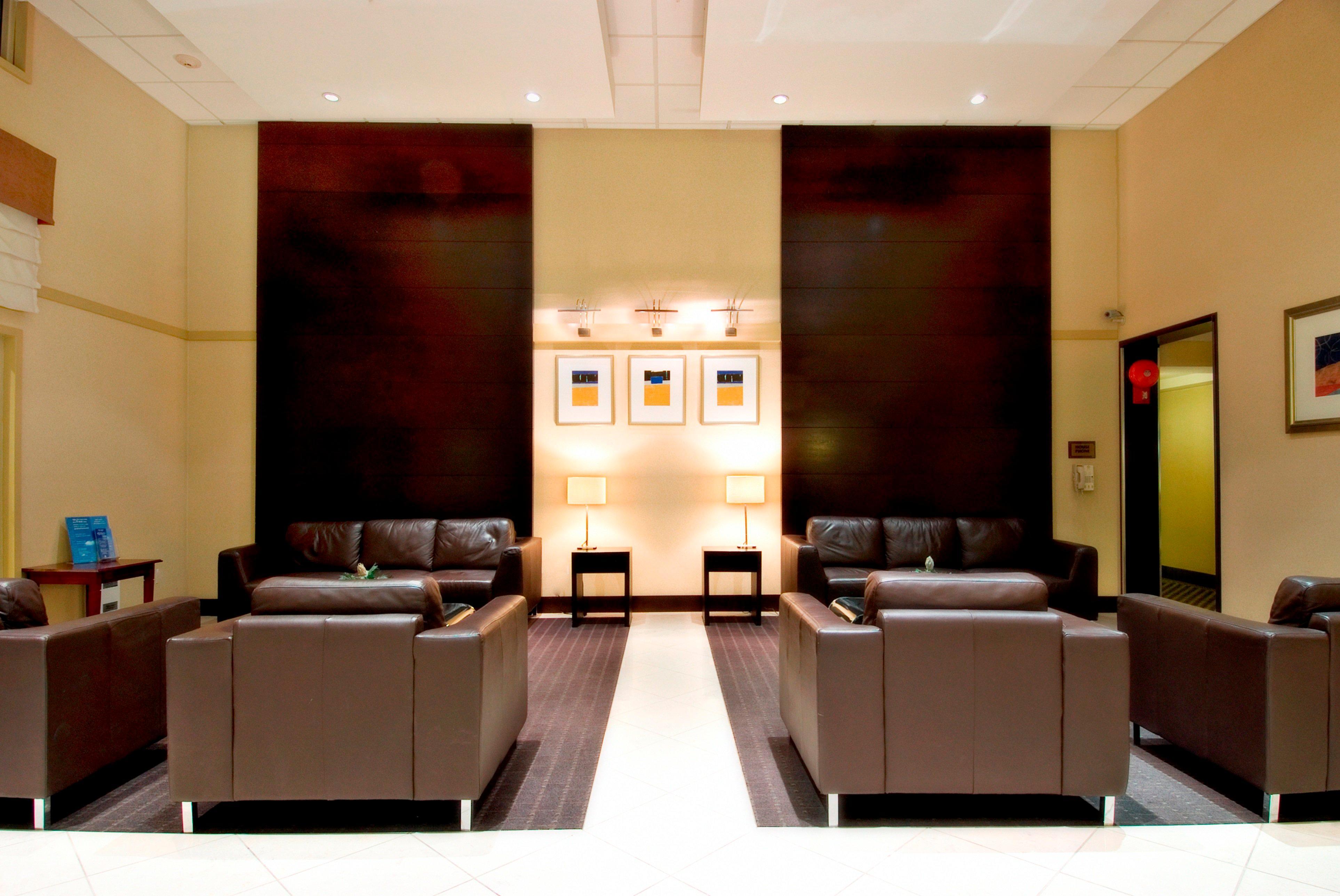 Holiday Inn Express And Suites Surrey By Ihg Buitenkant foto