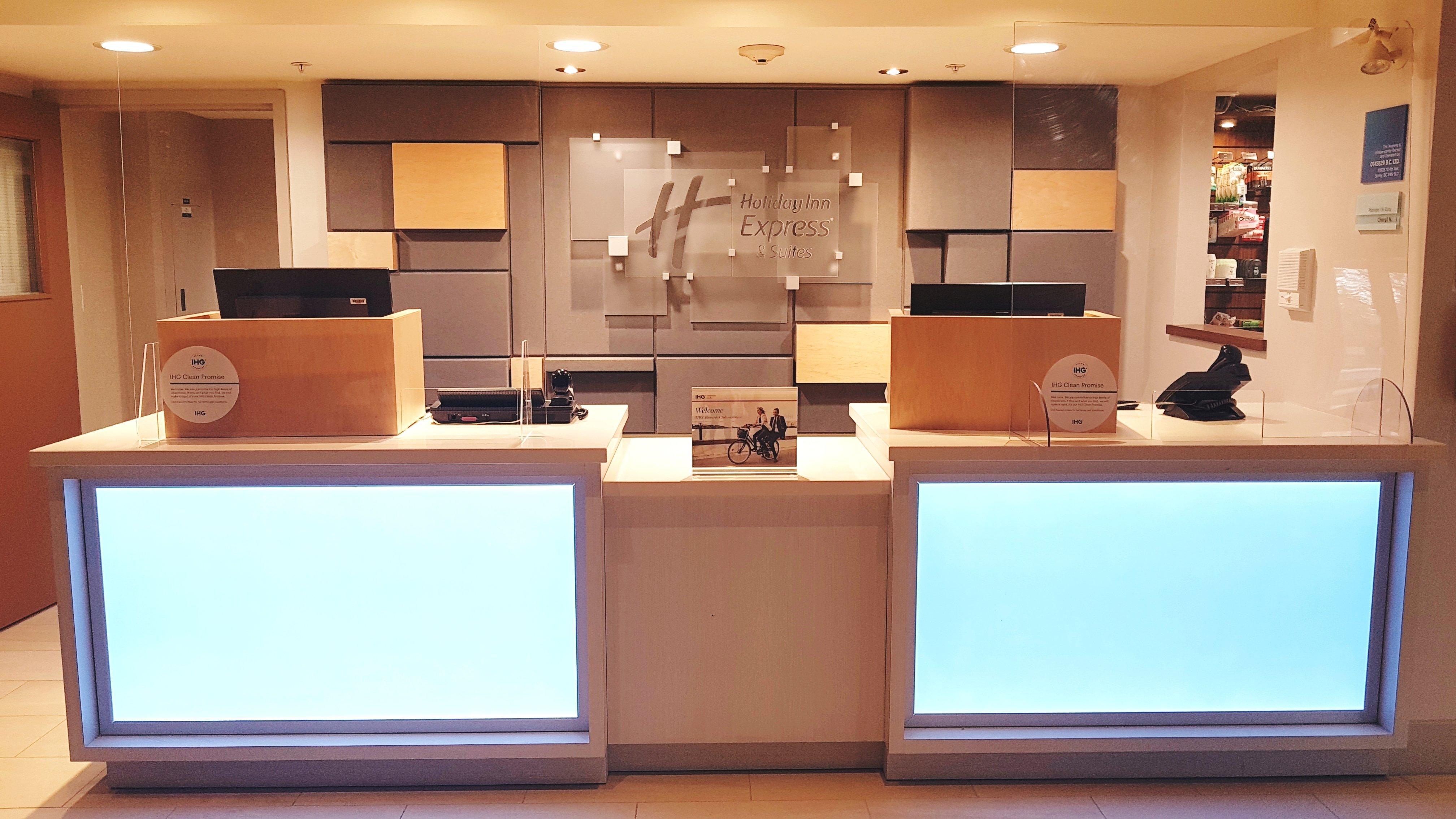Holiday Inn Express And Suites Surrey By Ihg Buitenkant foto