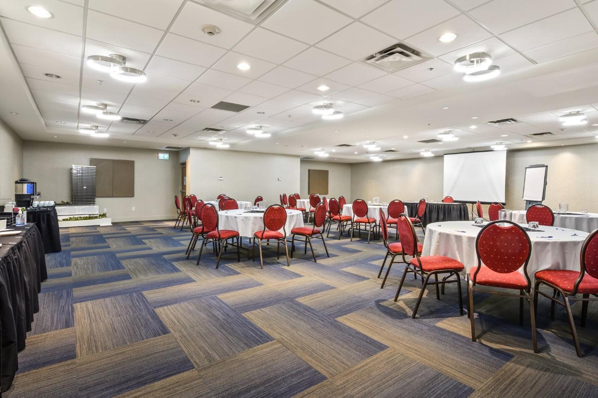 Holiday Inn Express And Suites Surrey By Ihg Buitenkant foto