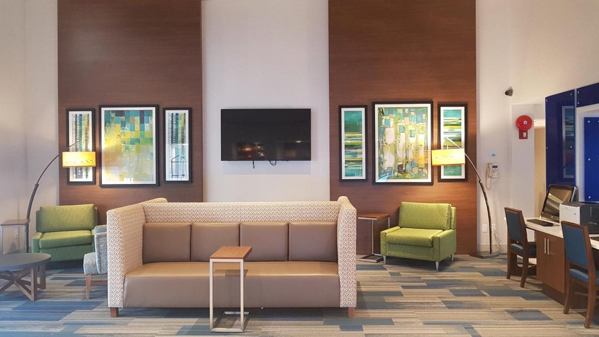 Holiday Inn Express And Suites Surrey By Ihg Buitenkant foto