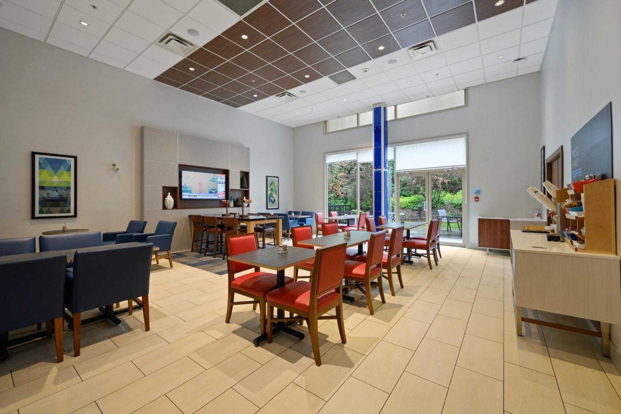 Holiday Inn Express And Suites Surrey By Ihg Buitenkant foto