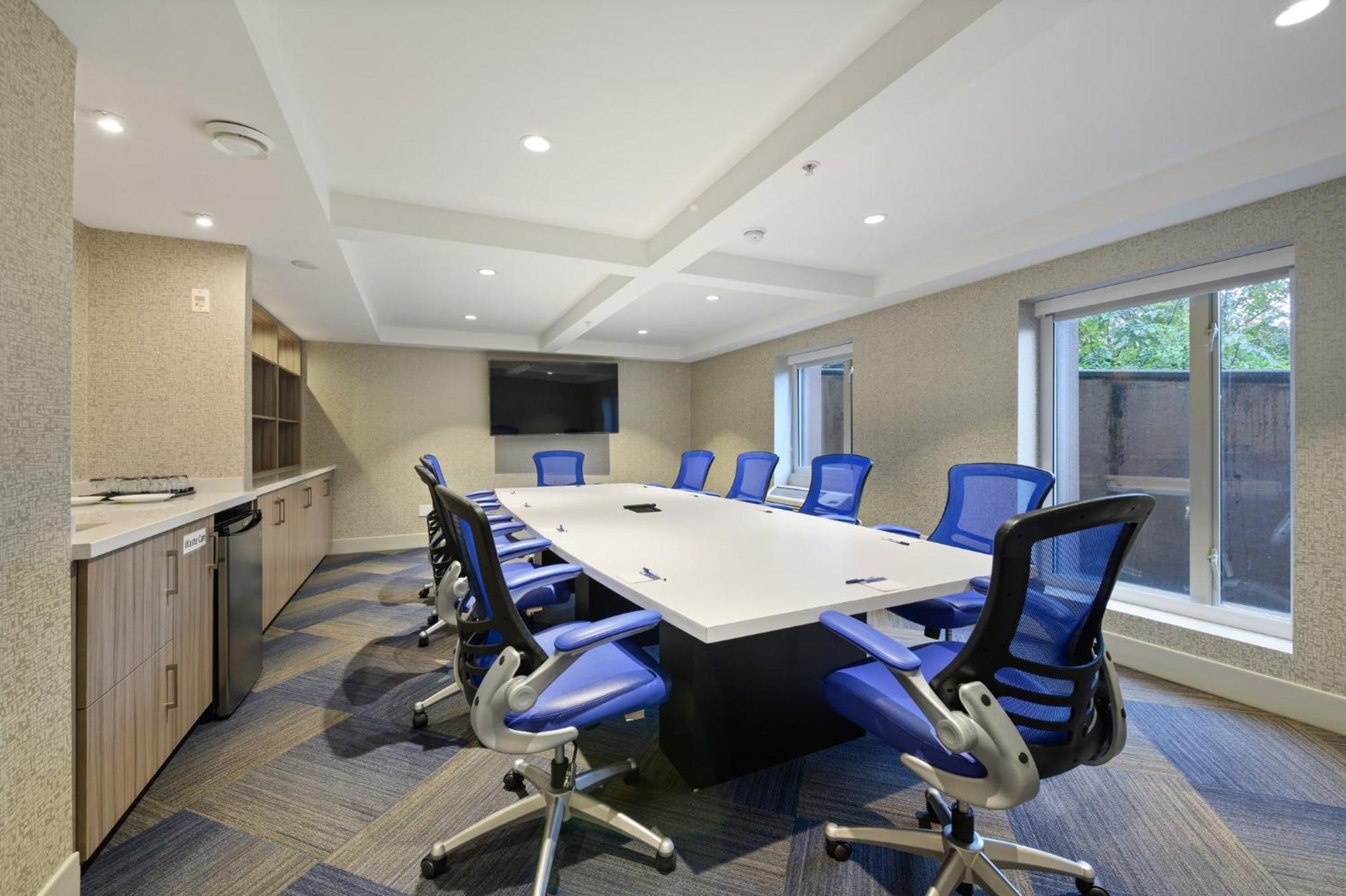 Holiday Inn Express And Suites Surrey By Ihg Buitenkant foto