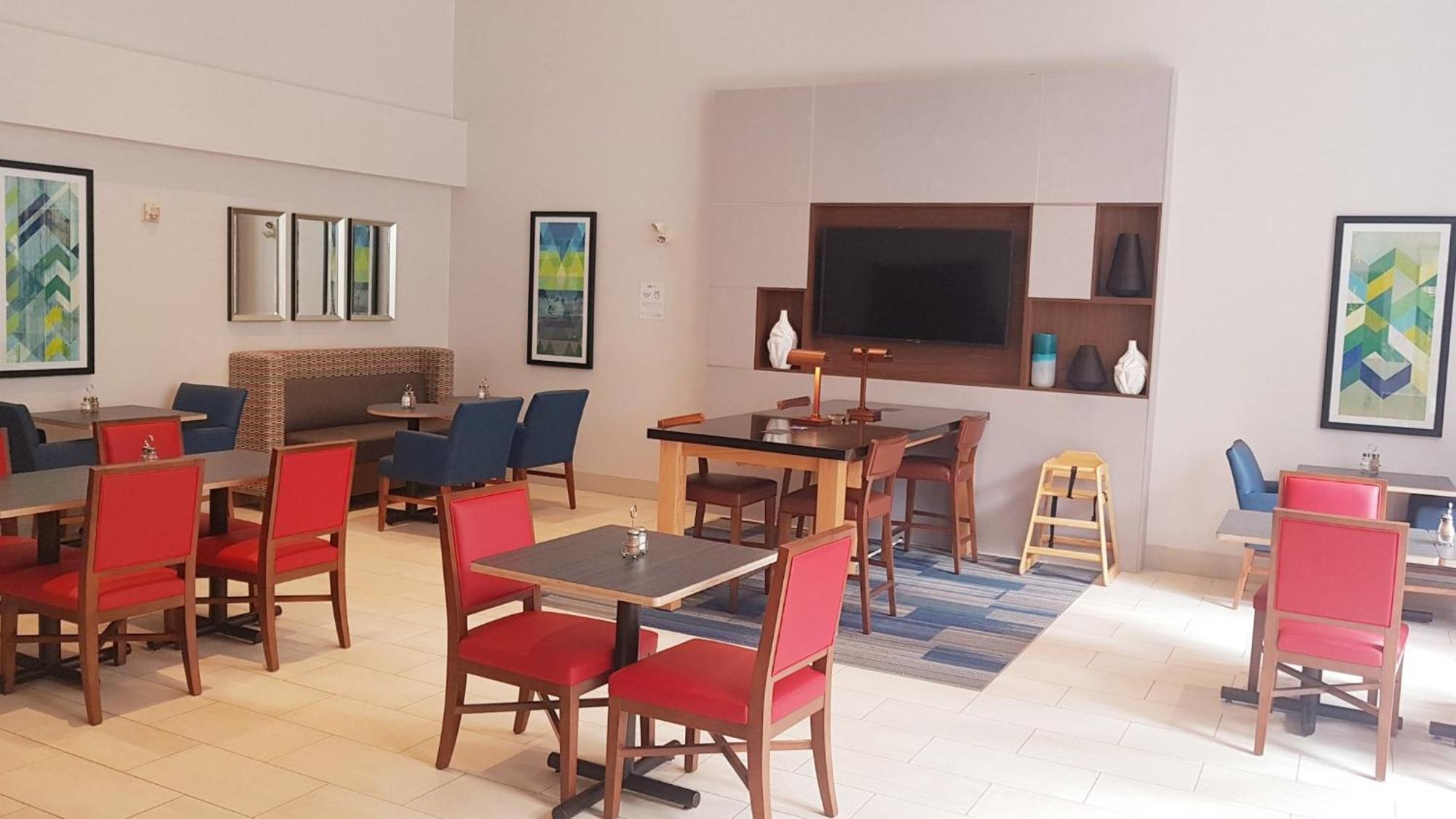 Holiday Inn Express And Suites Surrey By Ihg Buitenkant foto