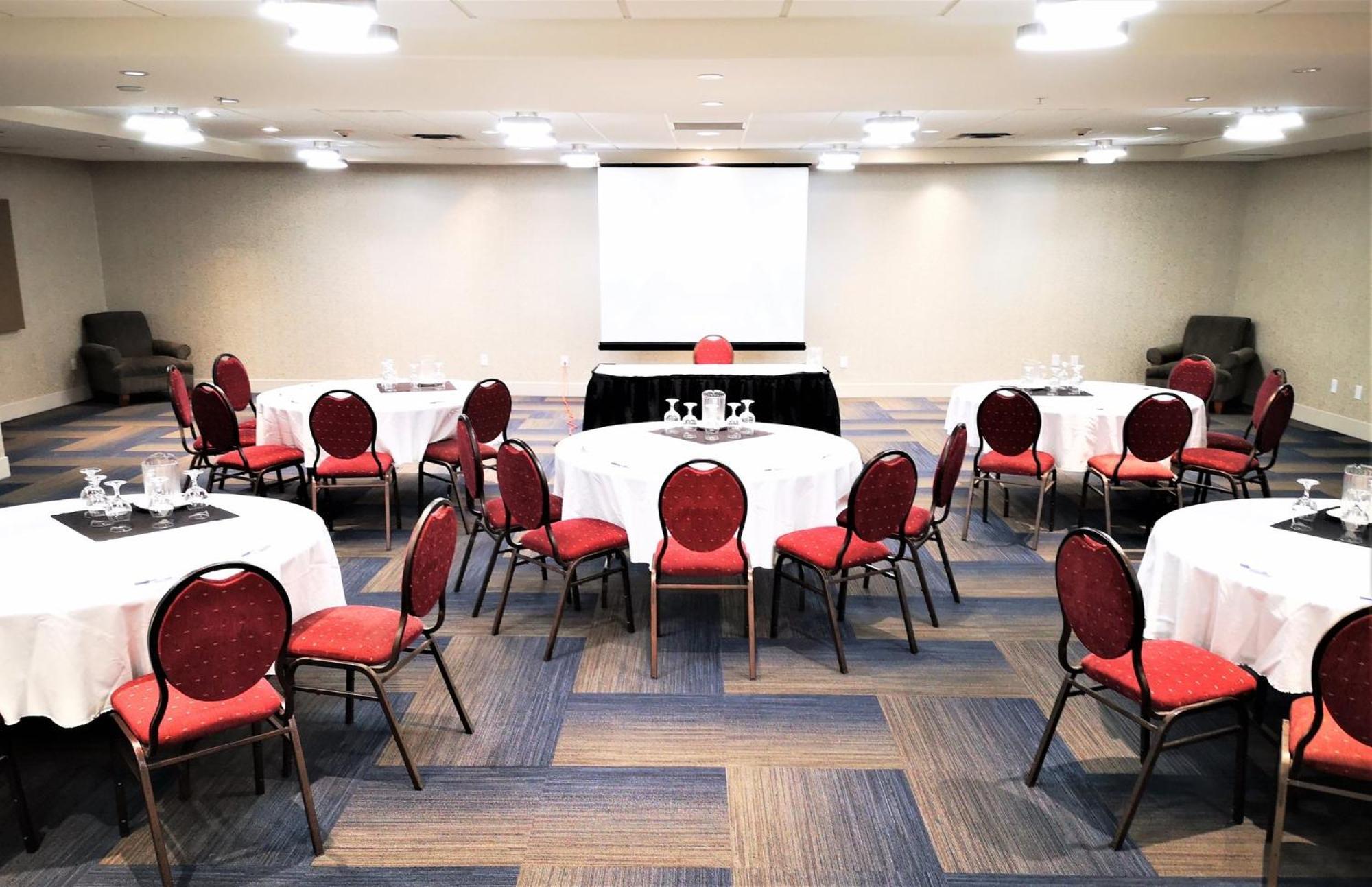 Holiday Inn Express And Suites Surrey By Ihg Buitenkant foto
