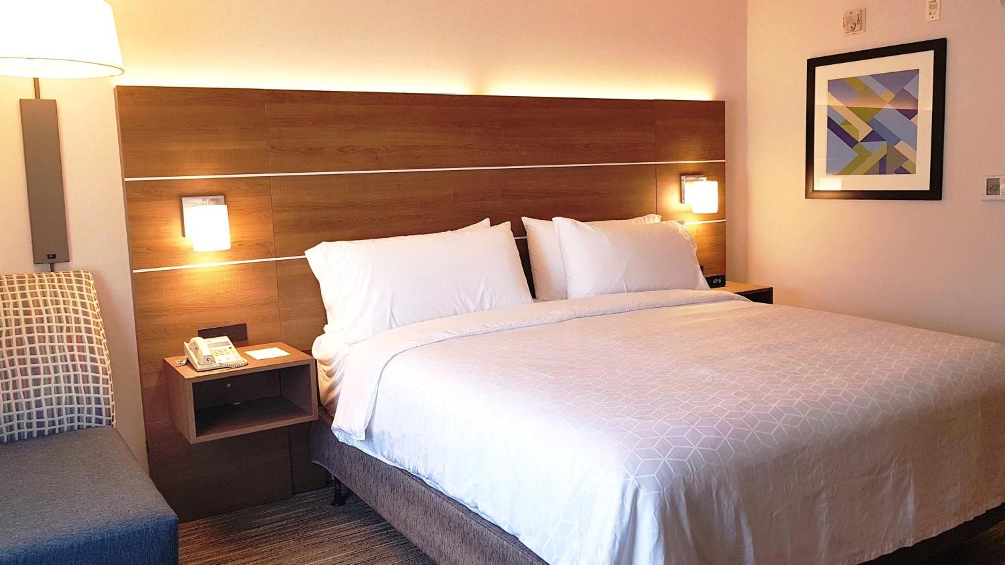Holiday Inn Express And Suites Surrey By Ihg Buitenkant foto