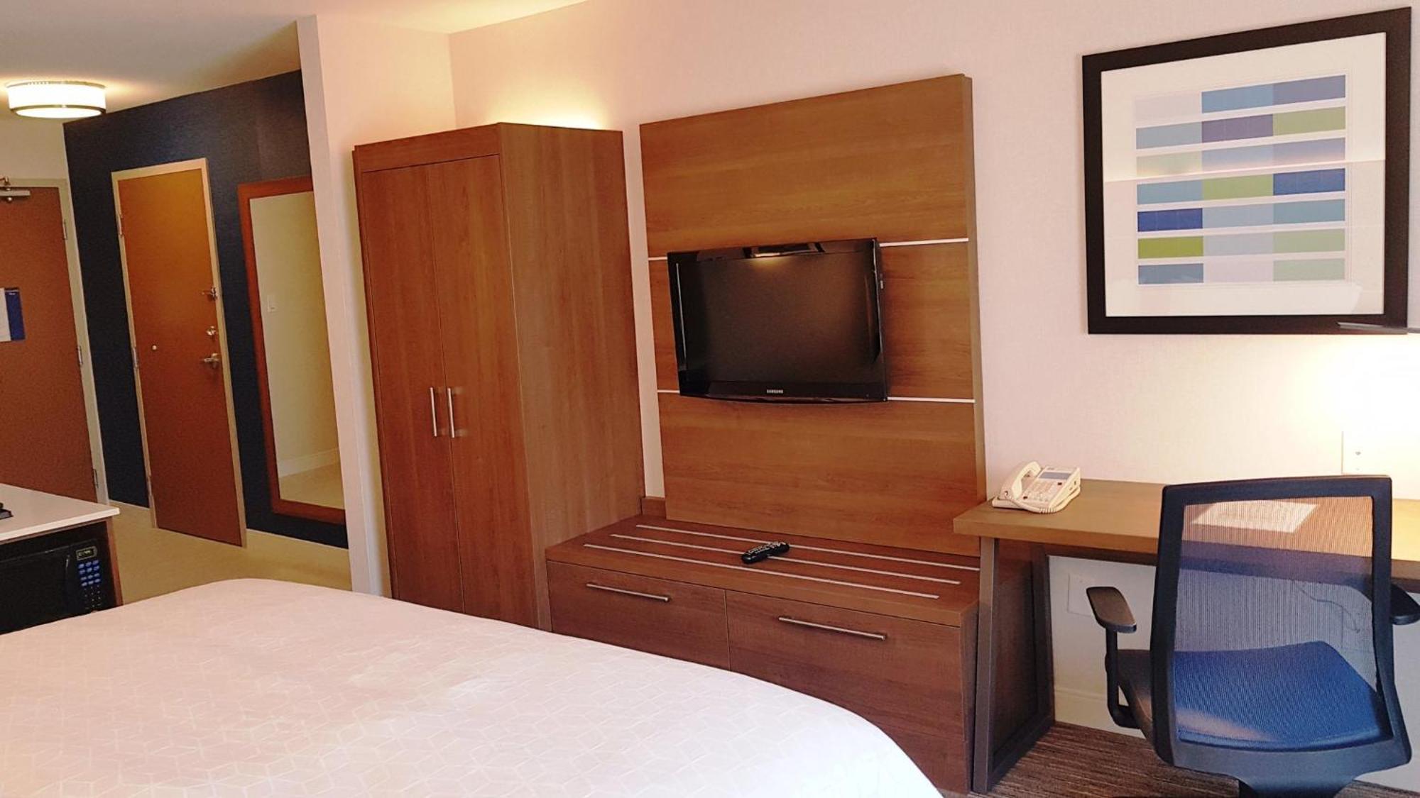 Holiday Inn Express And Suites Surrey By Ihg Buitenkant foto