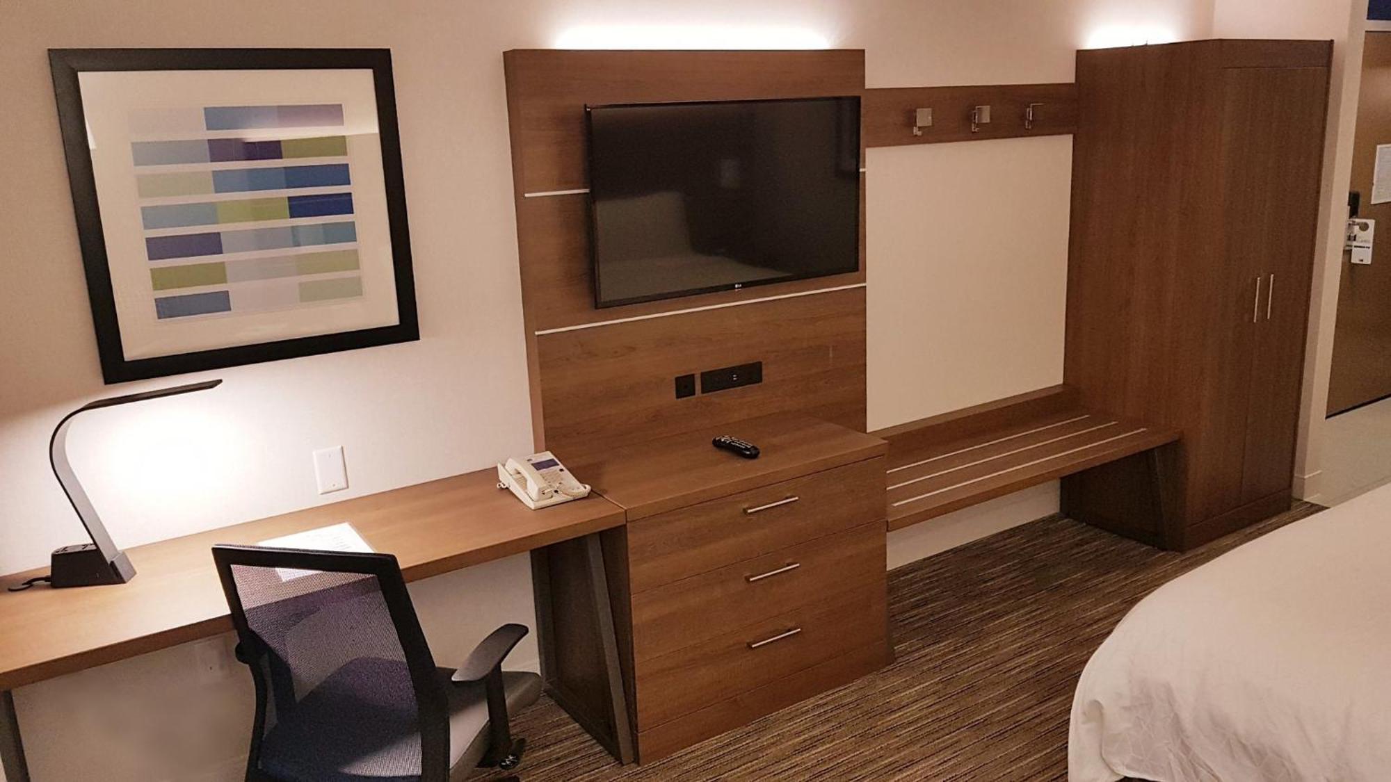 Holiday Inn Express And Suites Surrey By Ihg Buitenkant foto