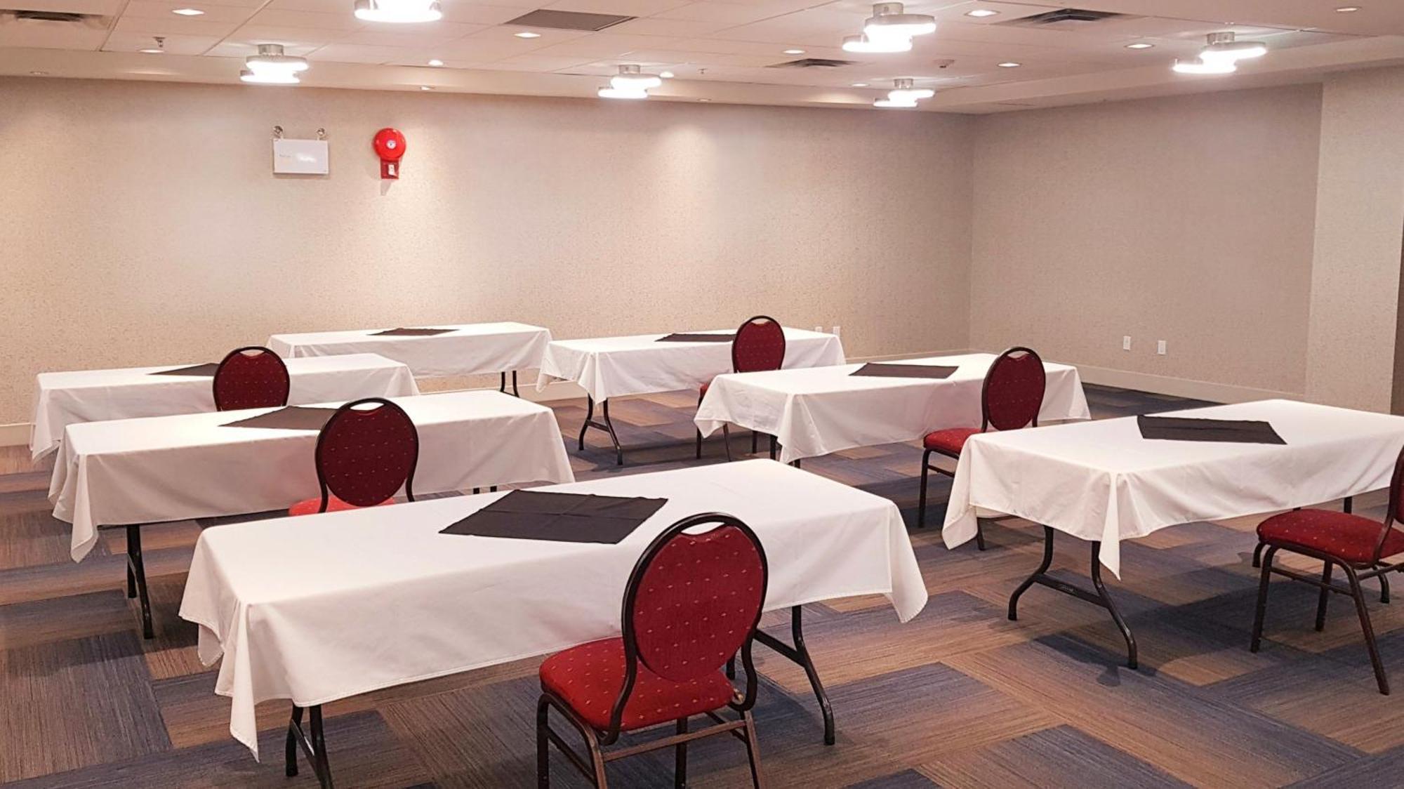 Holiday Inn Express And Suites Surrey By Ihg Buitenkant foto