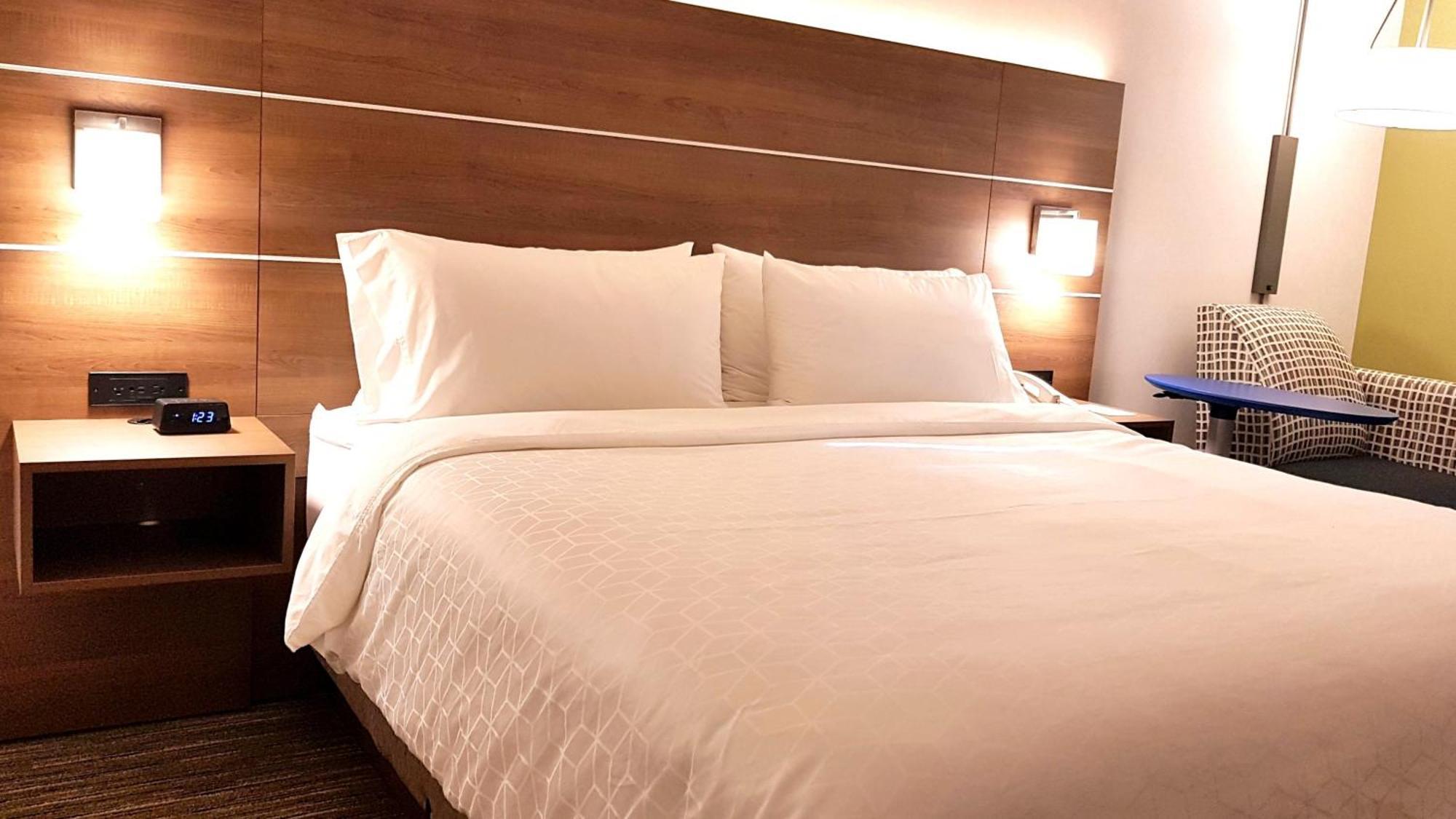 Holiday Inn Express And Suites Surrey By Ihg Buitenkant foto