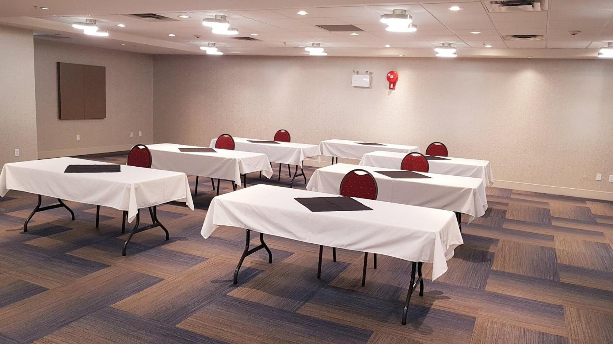Holiday Inn Express And Suites Surrey By Ihg Buitenkant foto