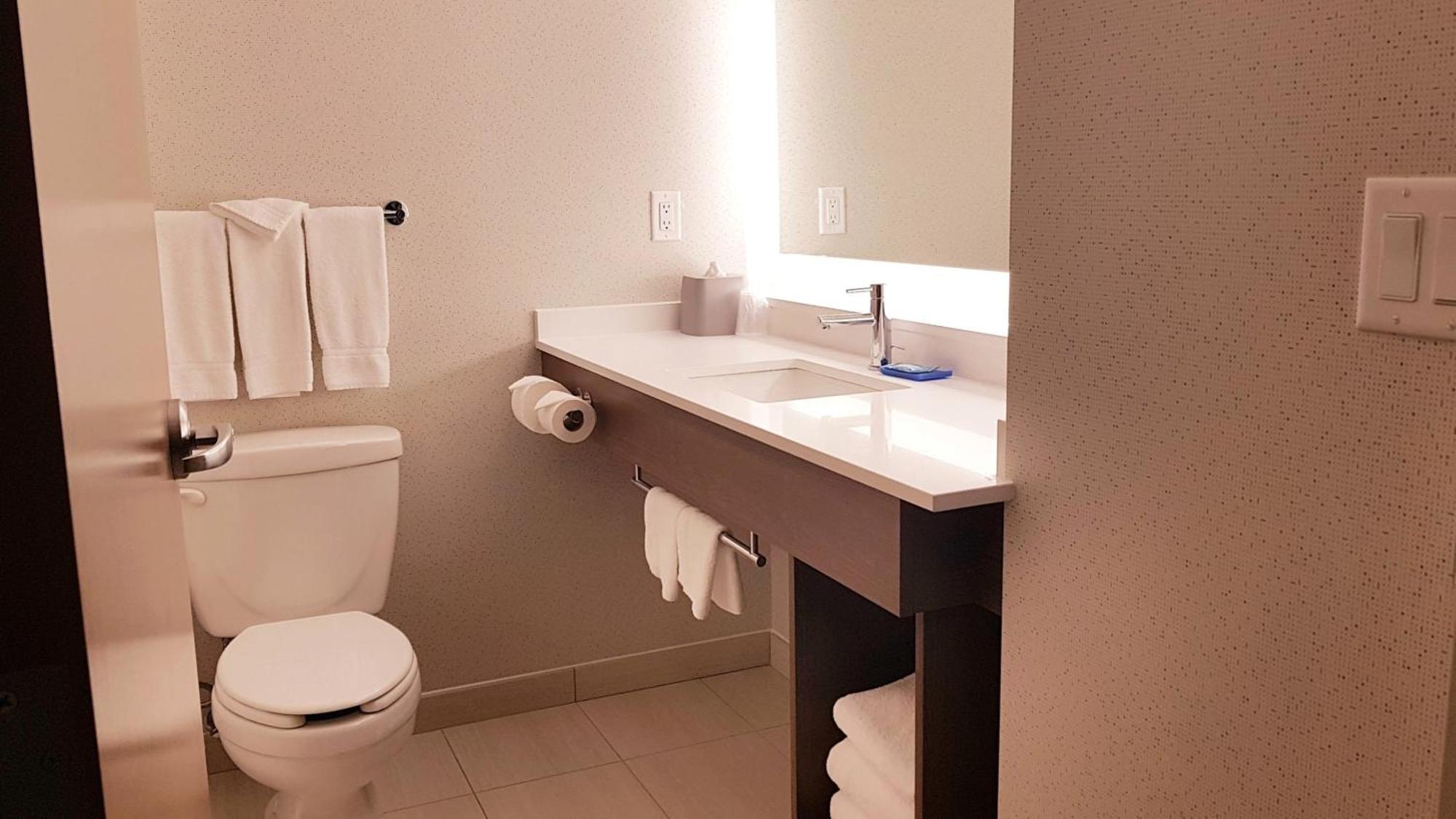 Holiday Inn Express And Suites Surrey By Ihg Buitenkant foto