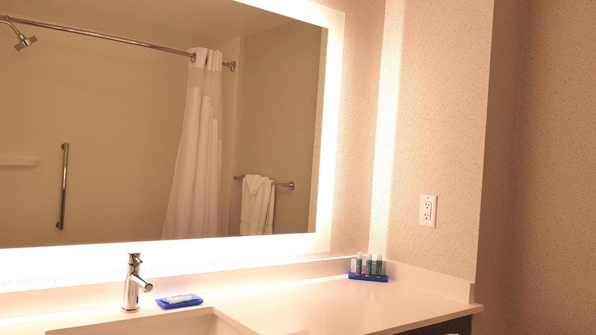 Holiday Inn Express And Suites Surrey By Ihg Buitenkant foto