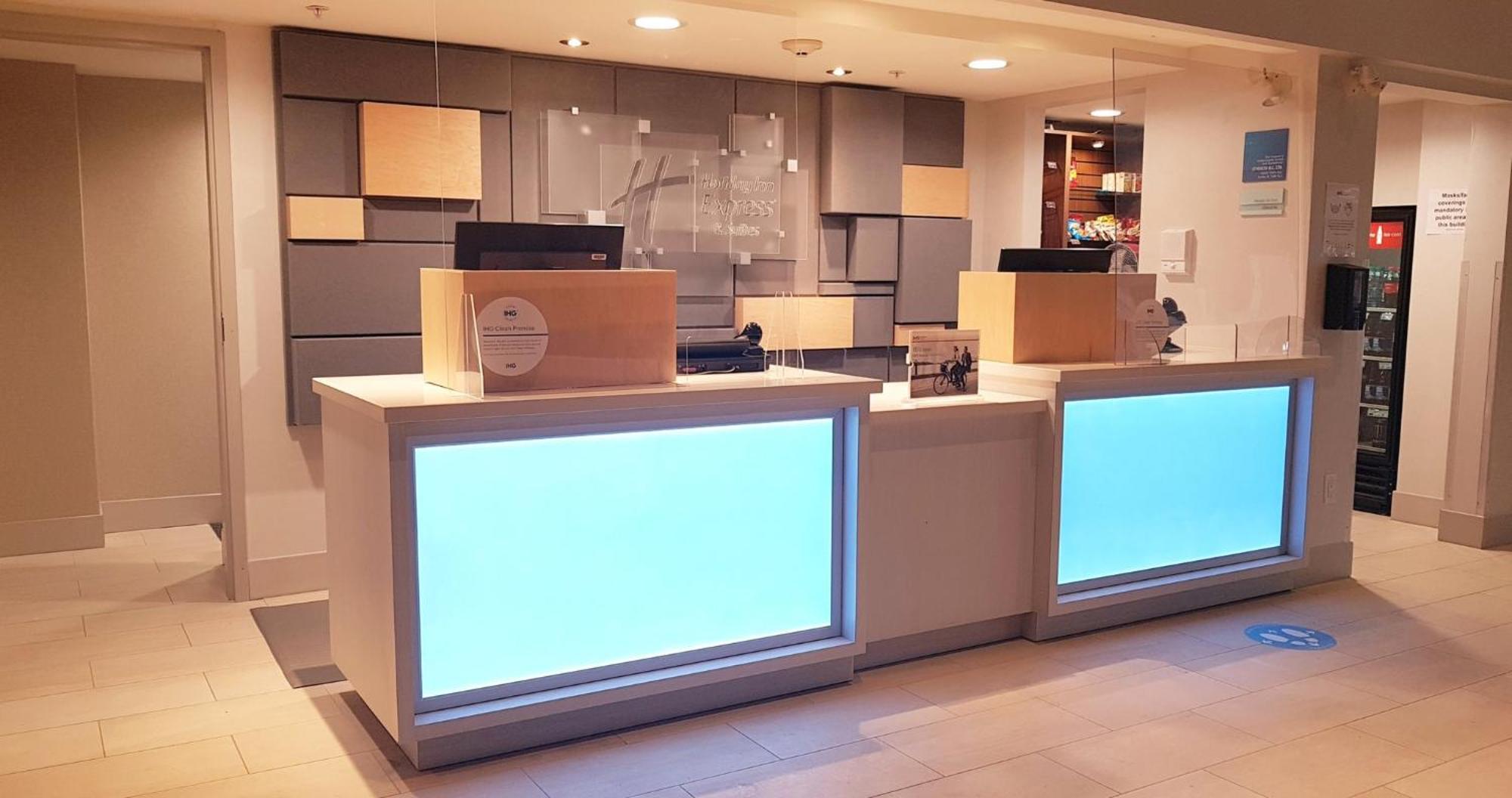 Holiday Inn Express And Suites Surrey By Ihg Buitenkant foto