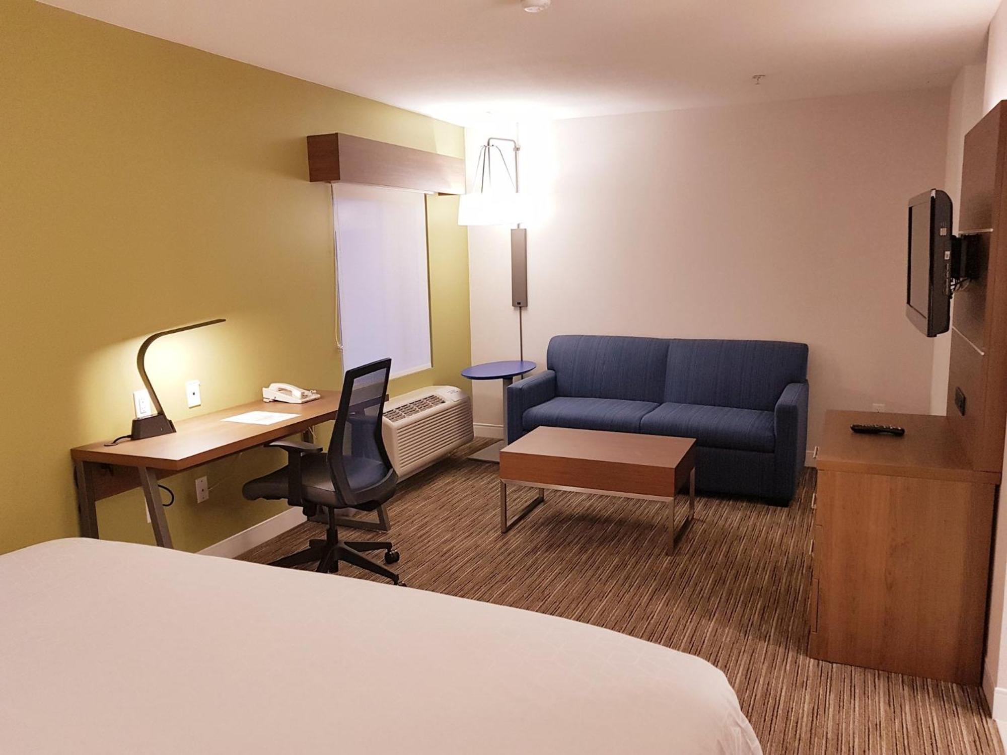 Holiday Inn Express And Suites Surrey By Ihg Buitenkant foto