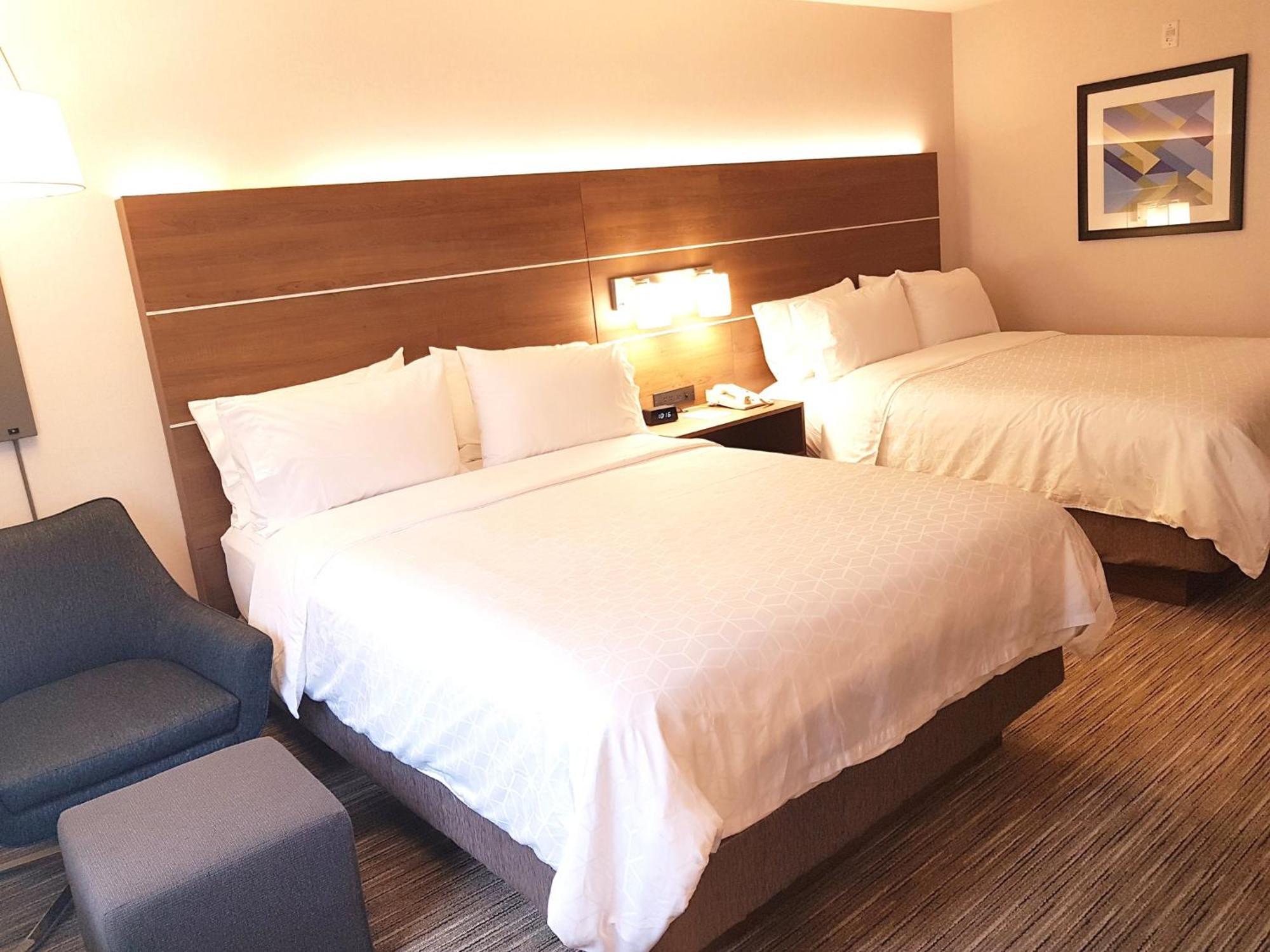 Holiday Inn Express And Suites Surrey By Ihg Buitenkant foto
