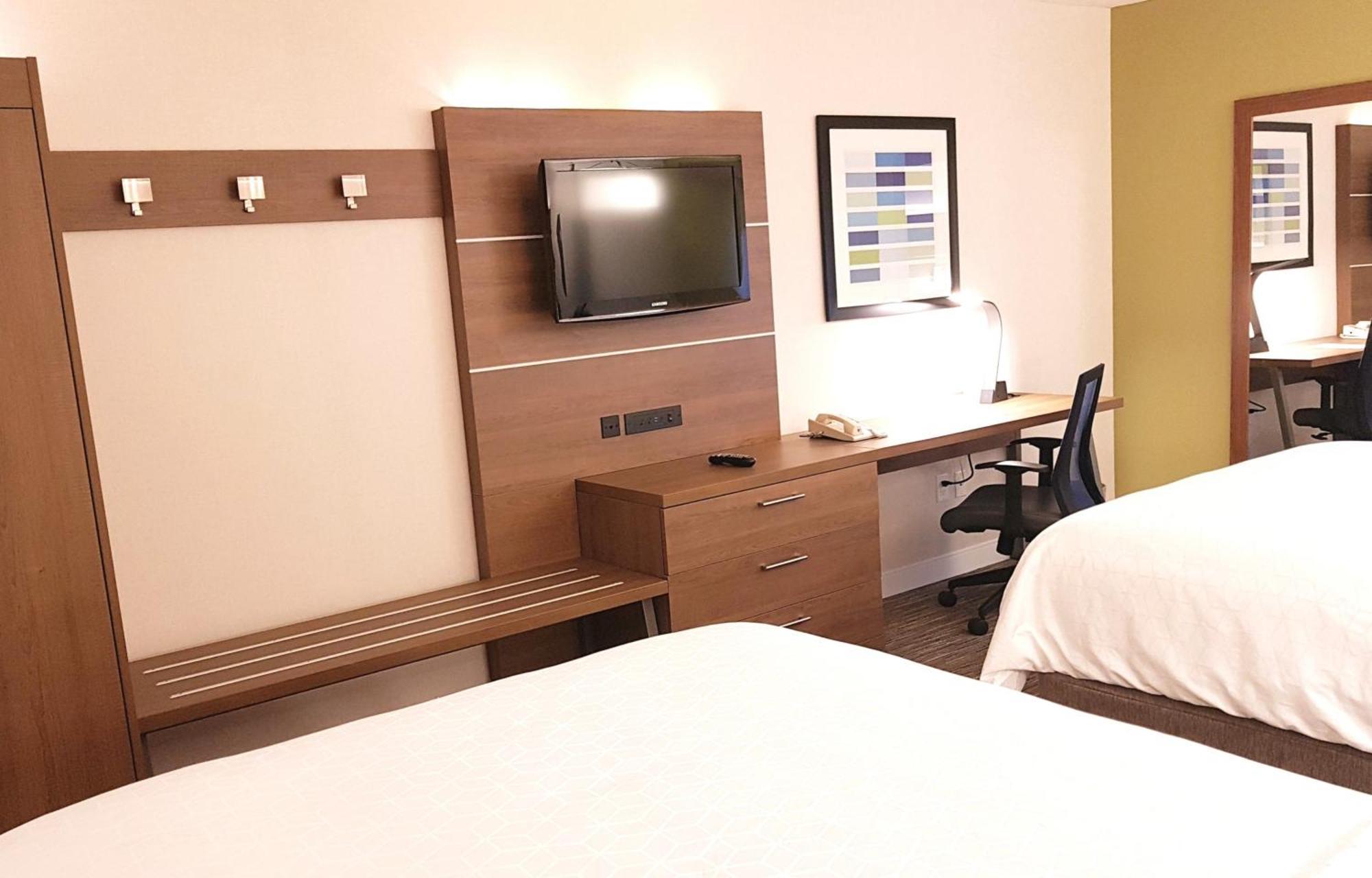 Holiday Inn Express And Suites Surrey By Ihg Buitenkant foto