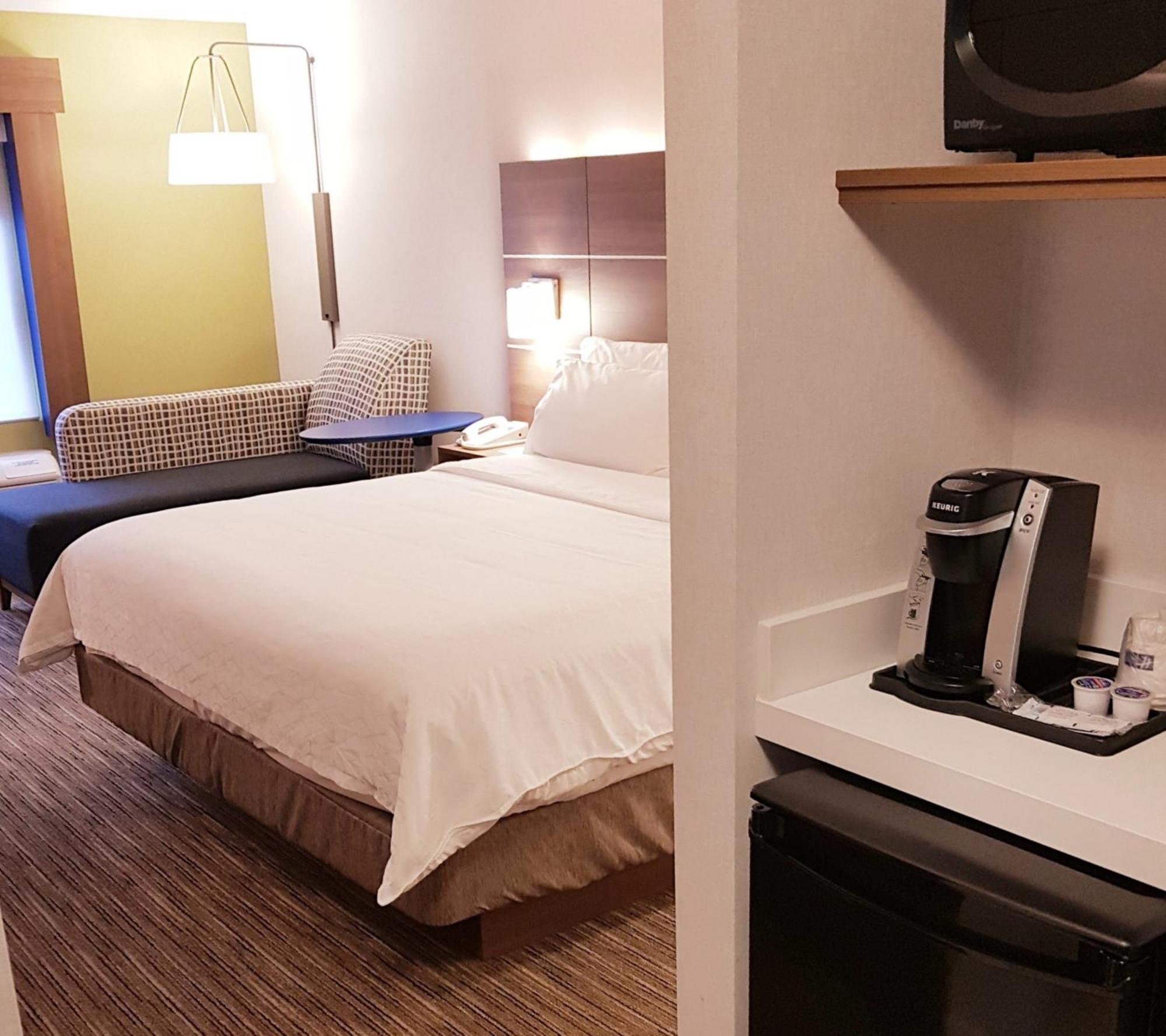 Holiday Inn Express And Suites Surrey By Ihg Buitenkant foto