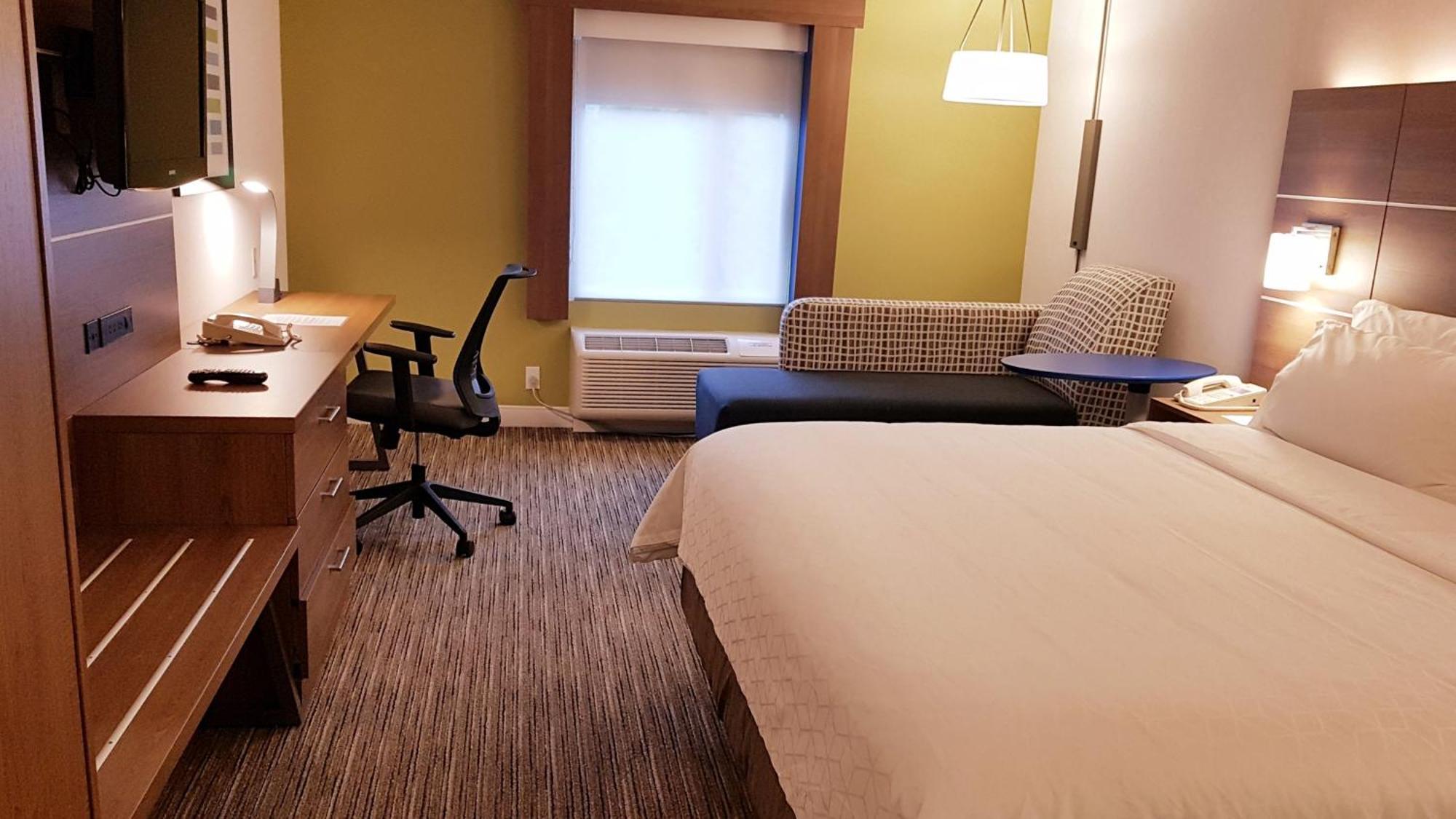Holiday Inn Express And Suites Surrey By Ihg Buitenkant foto