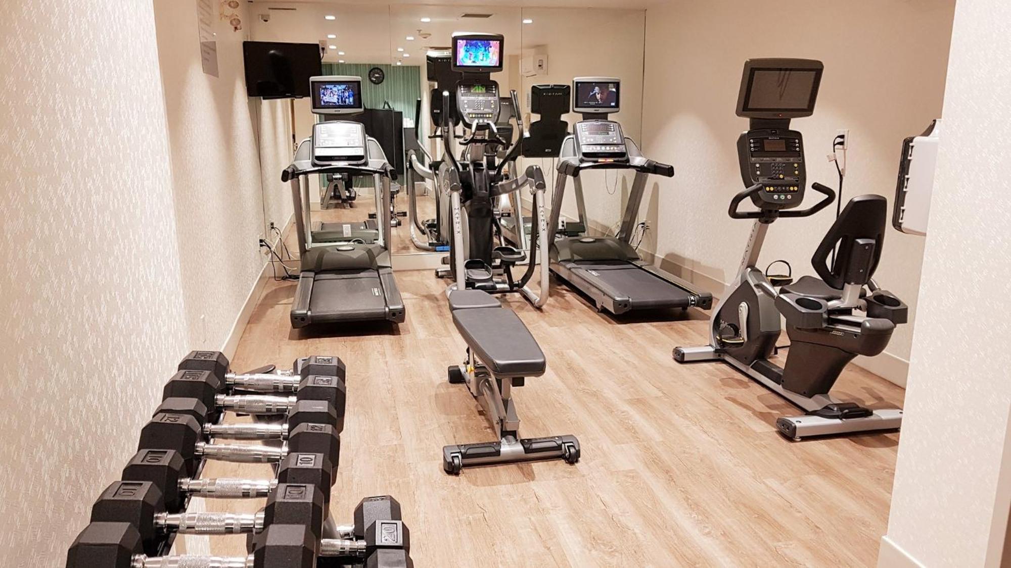 Holiday Inn Express And Suites Surrey By Ihg Buitenkant foto