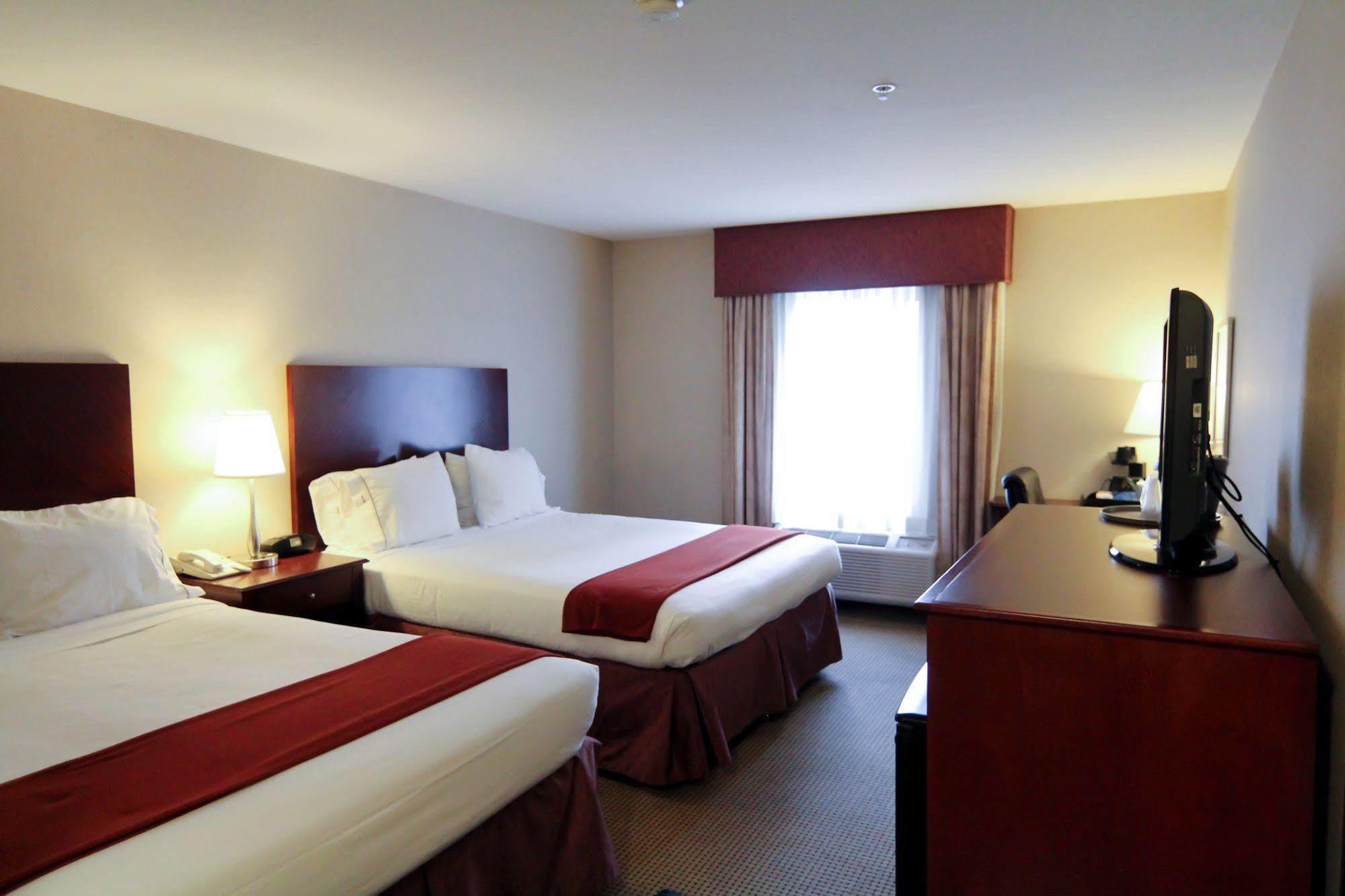 Holiday Inn Express And Suites Surrey By Ihg Buitenkant foto
