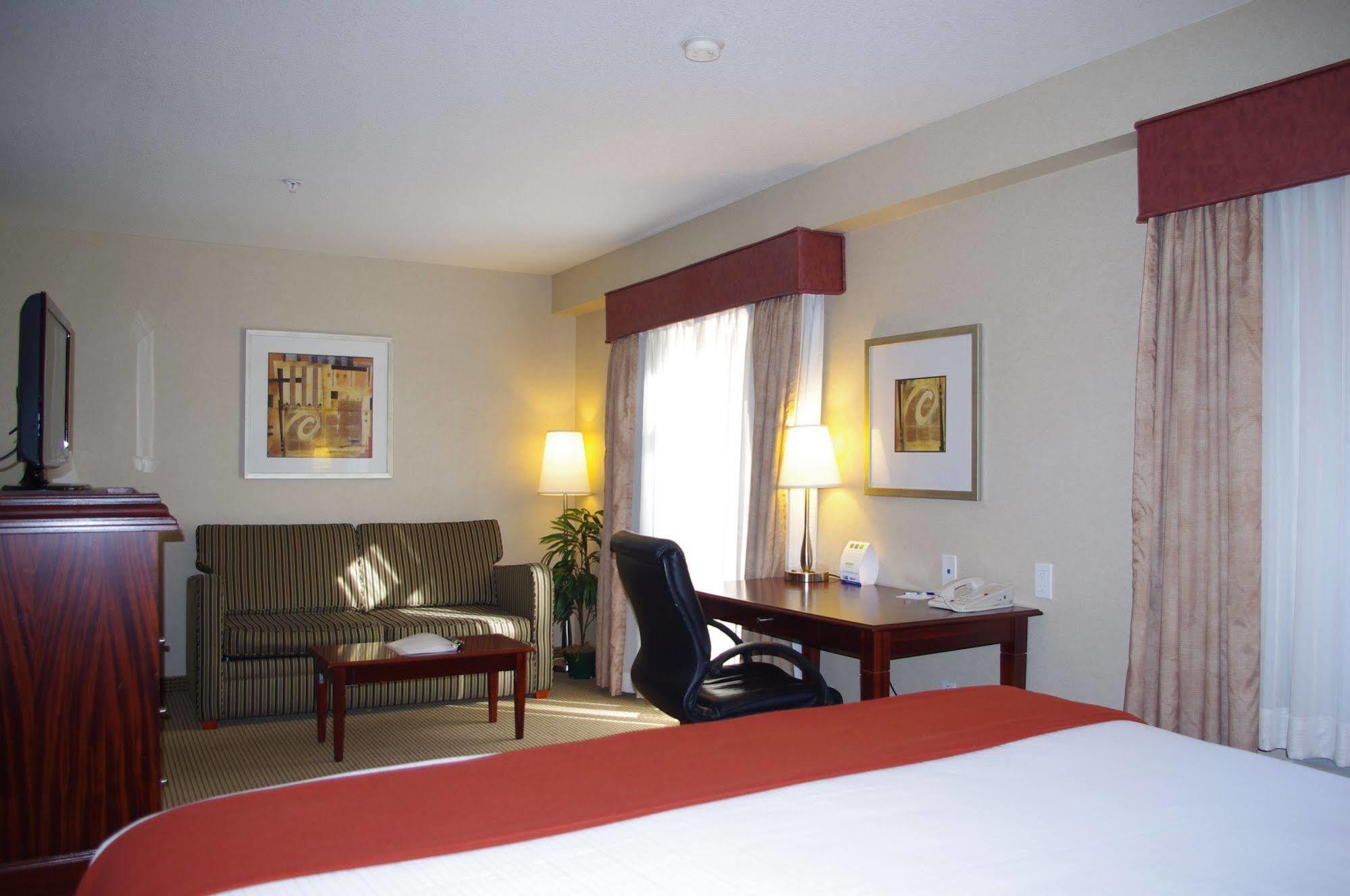 Holiday Inn Express And Suites Surrey By Ihg Buitenkant foto