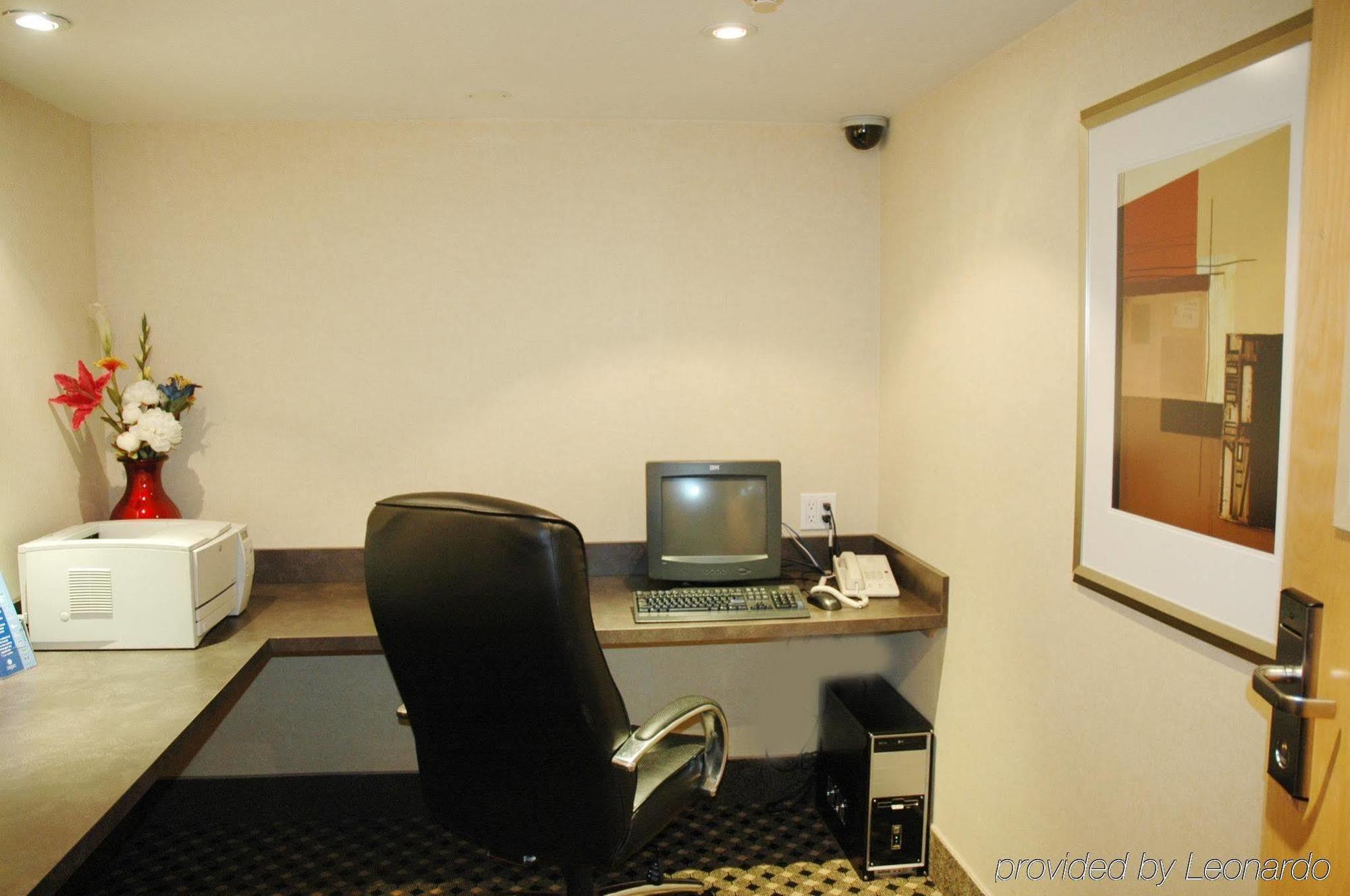 Holiday Inn Express And Suites Surrey By Ihg Buitenkant foto