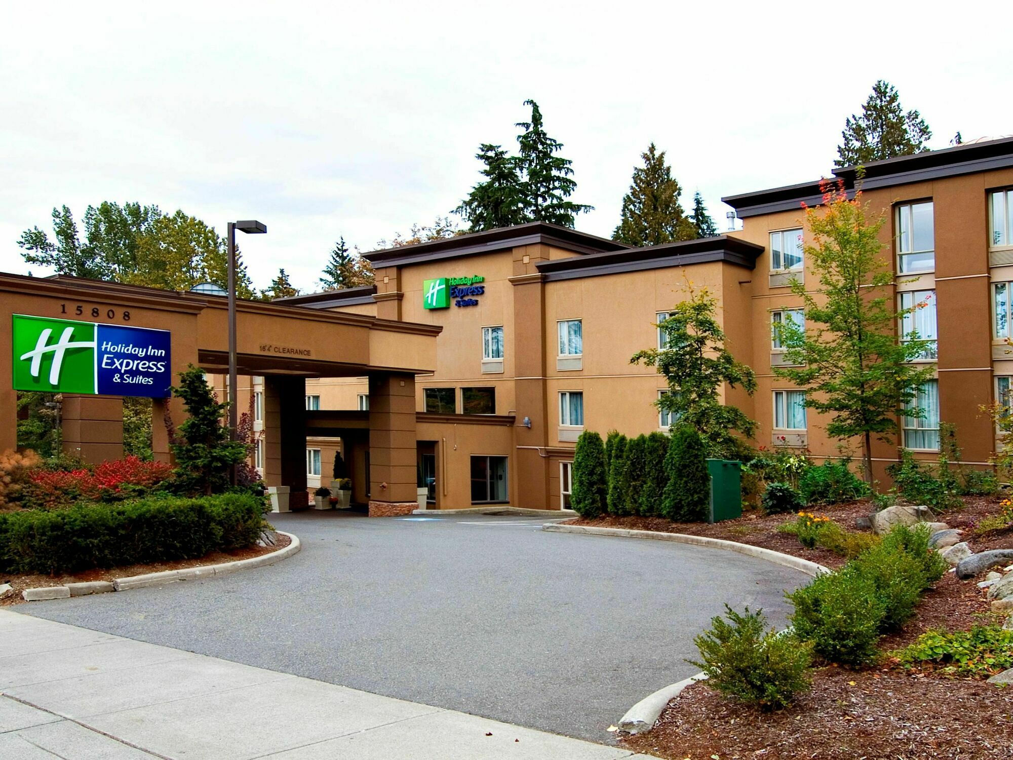 Holiday Inn Express And Suites Surrey By Ihg Buitenkant foto