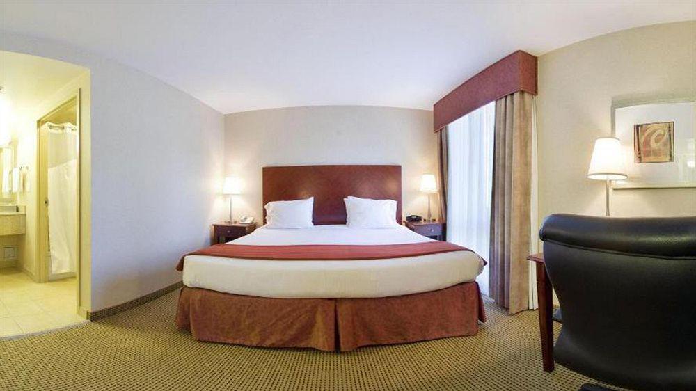 Holiday Inn Express And Suites Surrey By Ihg Buitenkant foto