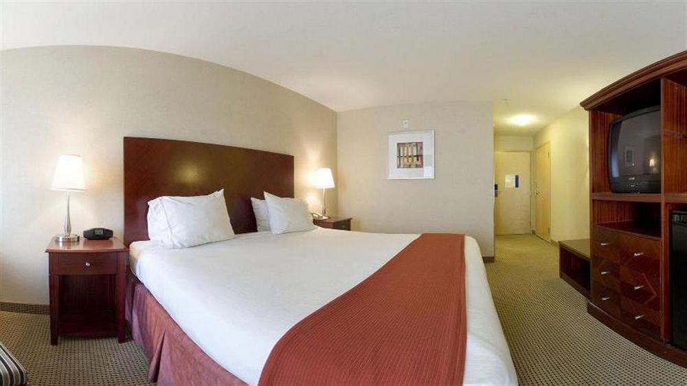 Holiday Inn Express And Suites Surrey By Ihg Buitenkant foto