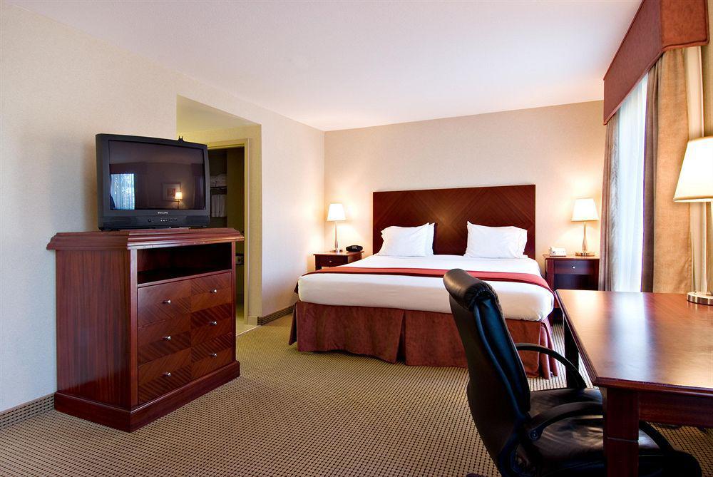 Holiday Inn Express And Suites Surrey By Ihg Kamer foto