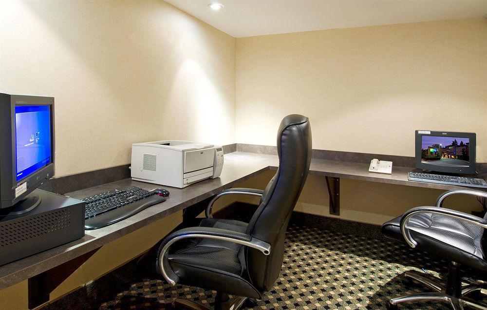 Holiday Inn Express And Suites Surrey By Ihg Faciliteiten foto