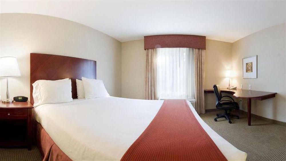 Holiday Inn Express And Suites Surrey By Ihg Buitenkant foto